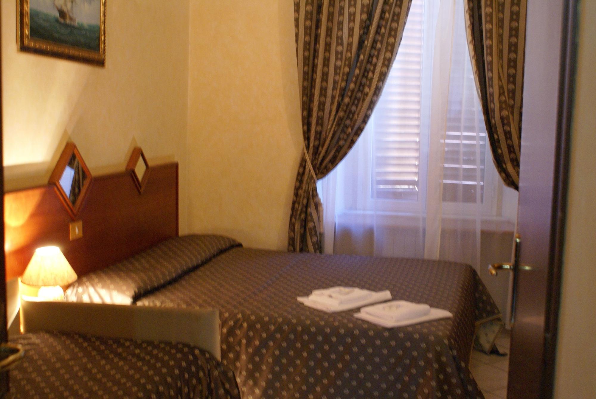 רומא Hotel Farini מראה חיצוני תמונה