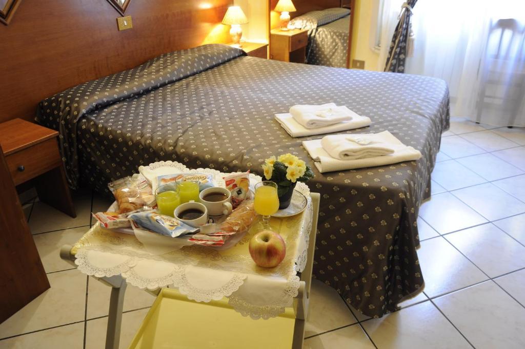 רומא Hotel Farini מראה חיצוני תמונה