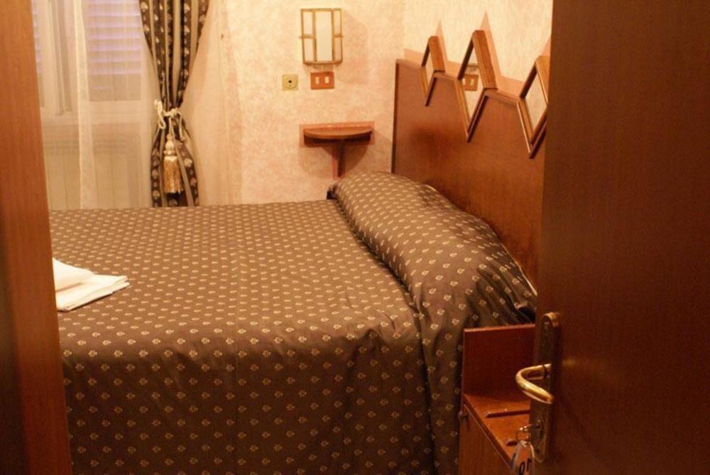 רומא Hotel Farini מראה חיצוני תמונה